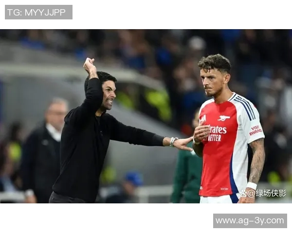 阿森纳球员提前布局拦截战术在中场线前的精彩表现